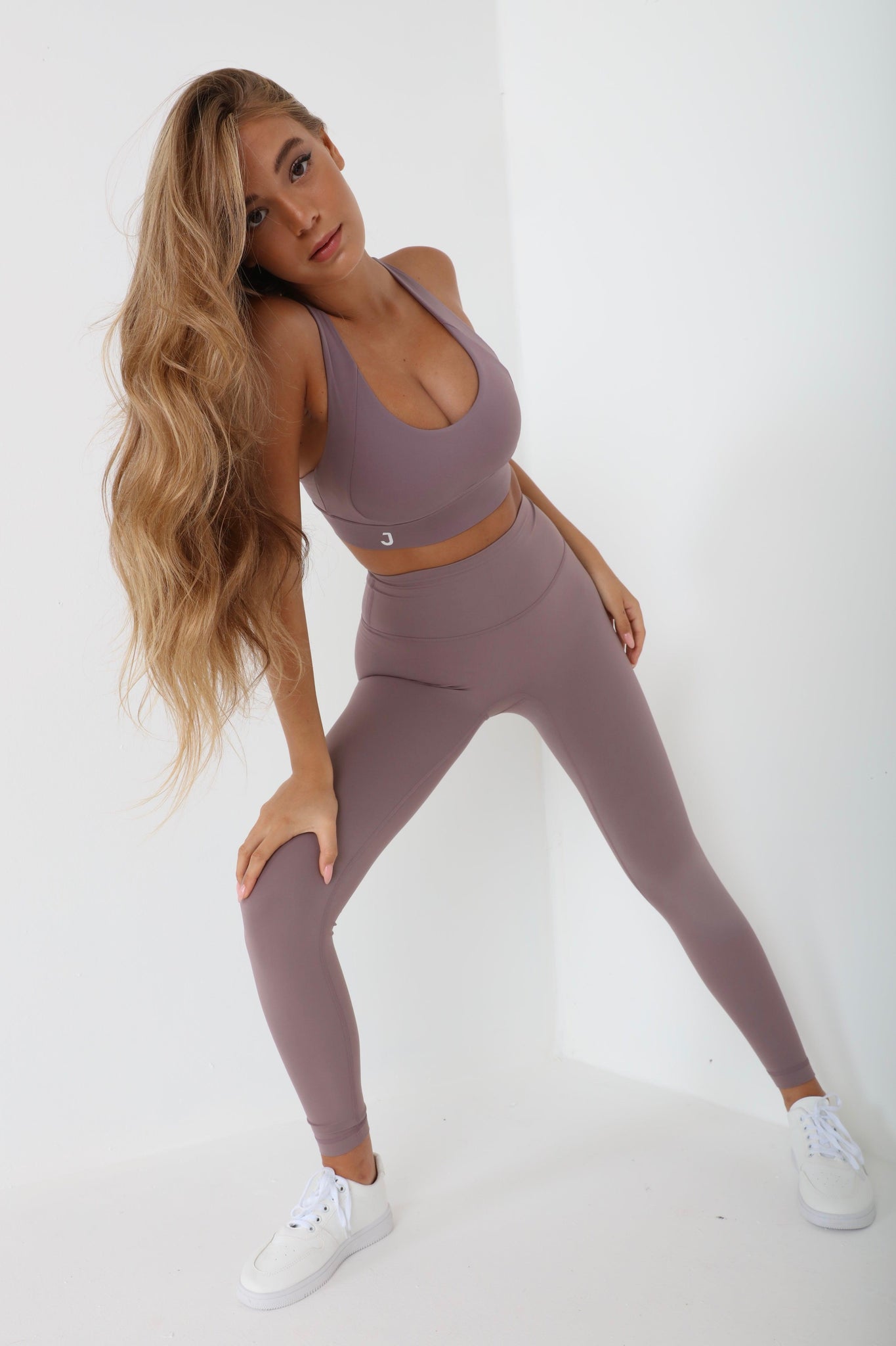 JUV fresh legging in purple color, full body front view, model in movement.