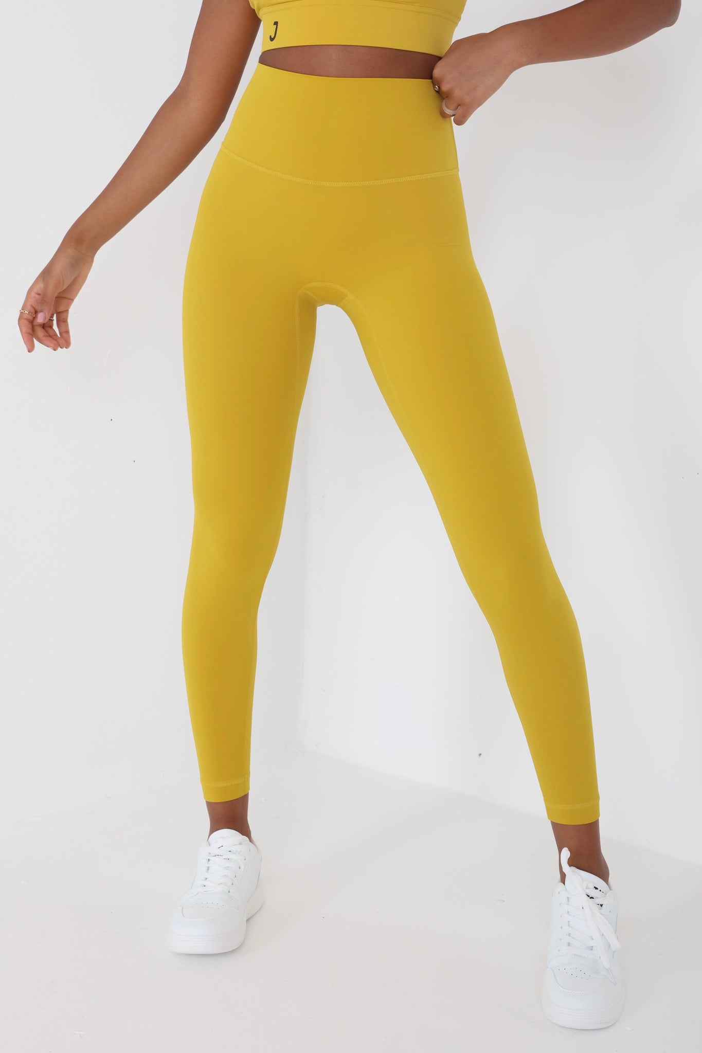 JUV fresh legging in mustard color, close up front view.