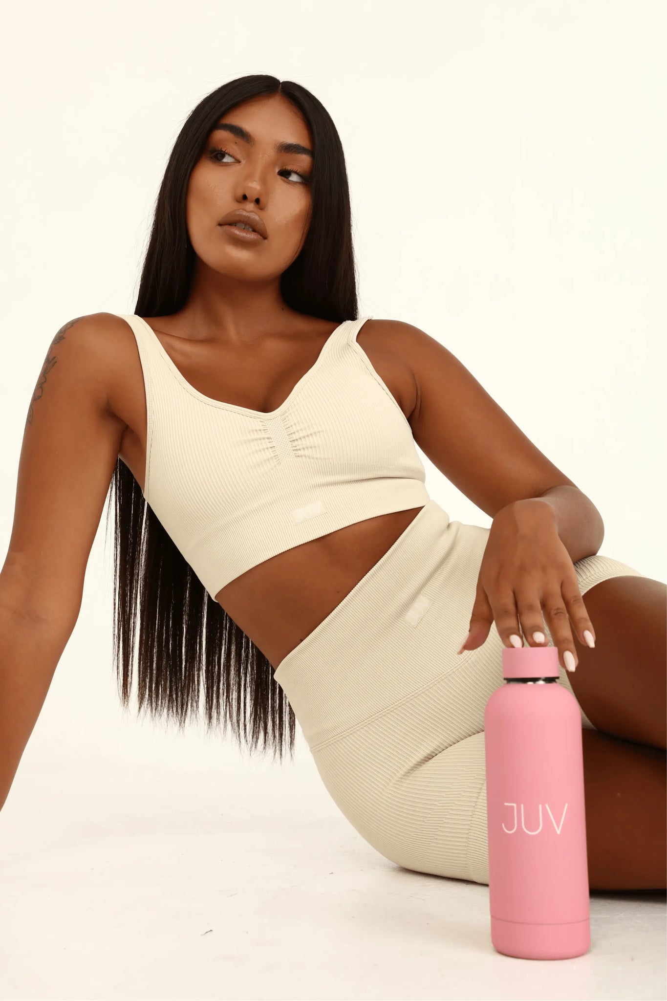 JUV mia thermal bottle in pink, front view with the model. 